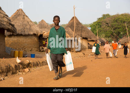 Kiniero, Guinée, le 30 avril 2015 : les enfants sur le chemin de l'école près de Kiniero. Banque D'Images