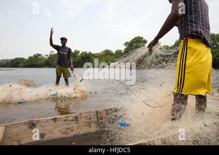 Kiniero, Guinée, le 30 avril 2015 : La pêche dans la rivière locale. Banque D'Images