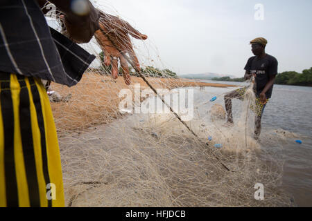 Kiniero, Guinée, le 30 avril 2015 : La pêche dans la rivière locale. Banque D'Images