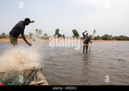 Kiniero, Guinée, le 30 avril 2015 : La pêche dans la rivière locale. Banque D'Images