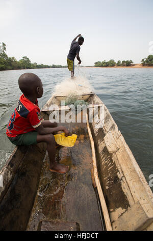 Kiniero, Guinée, le 30 avril 2015 : La pêche dans la rivière locale. Banque D'Images