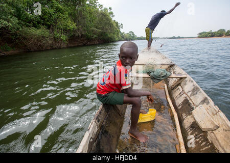 Kiniero, Guinée, le 30 avril 2015 : La pêche dans la rivière locale. Banque D'Images