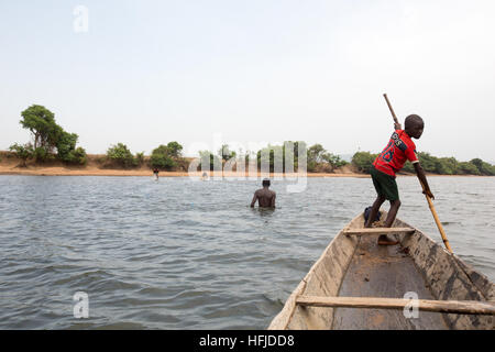 Kiniero, Guinée, le 30 avril 2015 : La pêche dans la rivière locale. Banque D'Images