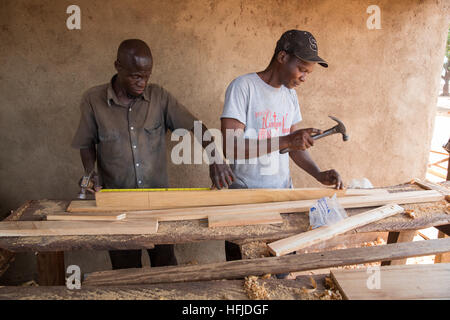 Kiniero, Guinée, le 30 avril 2015 : entreprise de menuiserie faire les lits et meubles. Banque D'Images