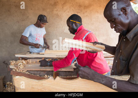 Kiniero, Guinée, le 30 avril 2015 : entreprise de menuiserie faire les lits et meubles. Banque D'Images