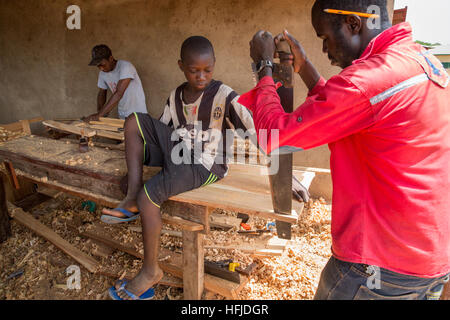 Kiniero, Guinée, le 30 avril 2015 : entreprise de menuiserie faire les lits et meubles. Banque D'Images