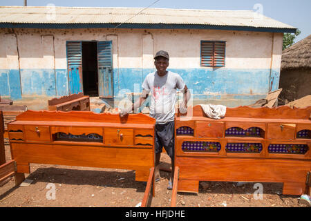 Kiniero, Guinée, le 30 avril 2015 : atelier de menuiserie faire les lits et les meubles pour le village. Banque D'Images