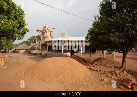 Kiniero, Guinée,30 Avril 2015 : ce village et les environs seront inondées par le barrage de Fomi. La construction d'une nouvelle mosquée. Banque D'Images