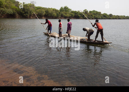 Village Baro, Guinée, 1er mai 2015 : les pêcheurs se déplacer vers des eaux plus profondes. Ce temps est généralement bon pour la pêche, car le niveau de la rivière est faible. Banque D'Images