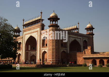 Entourant portes du Taj Mahal, symbole de l'amour Shah Jahan Mumtaz à Agra un site du patrimoine de l'UNESCO Banque D'Images