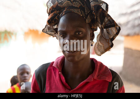 Village Baro, Guinée, 1er mai 2015 ; ' Nous achetons les mangues à vendre à Kouroussa aujourd'hui mais nous avons l'habitude de voir les mines. L'exploitation minière est une bonne affaire." Banque D'Images