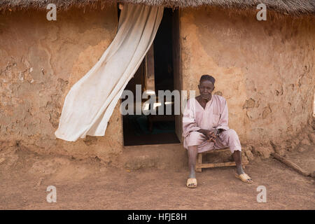Gbderedou Baranama, Guinée, 2 mai 2015 ; Forgeron Namory Camara, 80 ans, 2 femmes, 12 enfants, à l'extérieur de sa maison. Banque D'Images
