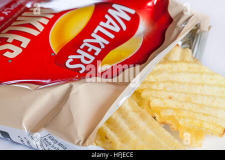 Sachet de marcheurs simplement Crinkles chips de pommes de terre salée, plus de saveur dans chaque crête ouvert pour afficher contenu sur fond blanc Banque D'Images