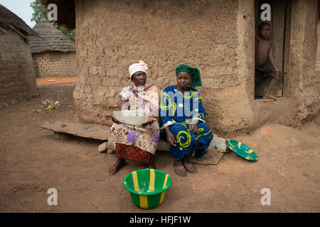 Koumban village, Guinée, 2 mai 2015 ; Sona Sacko, 75 ans, et sa fille Tenein Doumbouya, 35 ans, sont les vendeurs de beurre de karité. Banque D'Images