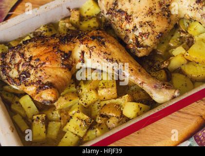Poulet rôti aux pommes de terre Banque D'Images