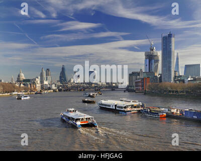 Ville de Londres Saint Paul's & Tamise de Waterloo Bridge avec RB 1 Thames Clipper bateaux naviguant de banlieue en aval et London UK Banque D'Images