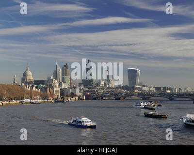 Ville de Londres Saint Paul's & Tamise de Waterloo Bridge avec RB 1 Thames Clipper bateau naviguant sur l'amont London UK Banque D'Images