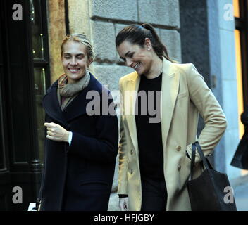 Alena Seredova et Lavinia Borromeo shopping à Milan avec : Alena Seredova, Lavinia Borromeo Où : Milan, Italie Quand : 30 novembre 2016 Crédit : IPA/WENN.com **Uniquement disponible pour publication au Royaume-Uni, USA, Allemagne, Autriche, Suisse** Banque D'Images