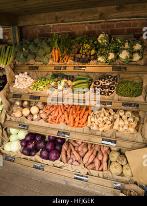 Affichage de décrochage des fruits et légumes en magasin de ferme, Doddington Hall, Lincolnshire, Angleterre, Royaume-Uni. Banque D'Images