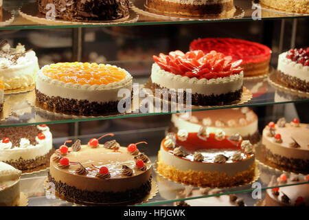 Différents types de gâteaux de pâtisserie d'affichage en verre Banque D'Images