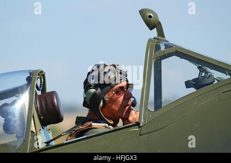 Brian Smith est un pilote qui vole avec le Fighter Collection et Old Flying Machine Company à Duxford. Ici dans MH434 Spitfire Banque D'Images