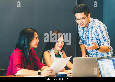 Groupe de jeunes collègues d'affaires asiatiques ou college students in discussion occasionnels de l'équipe, projet de démarrage réunion d'affaires ou plaisir d'équipe brainstorm Banque D'Images