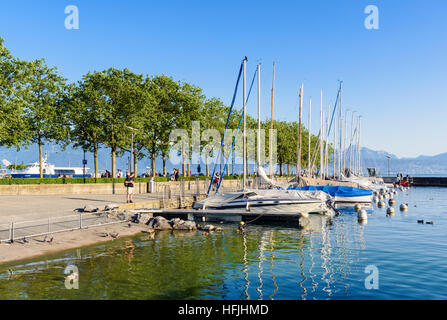 Yachts amarrés le long de la promenade du bord de mer au port d'Ouchy, Lausanne, Vaud, Suisse Banque D'Images
