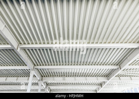 Vue de dessous le nouveau plafond ; piliers avec les joints sont en acier peint en blanc. Banque D'Images