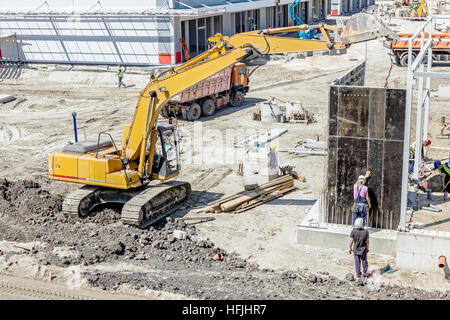 Avis sur la construction de l'emplacement jusqu'à ce que les travailleurs sont assemblée générale un énorme moule pour le bétonnage. Banque D'Images