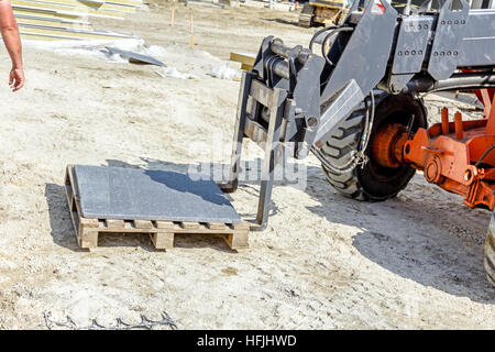 Concept logistique, plan rapproché sur chariot télescopique at construction site Banque D'Images