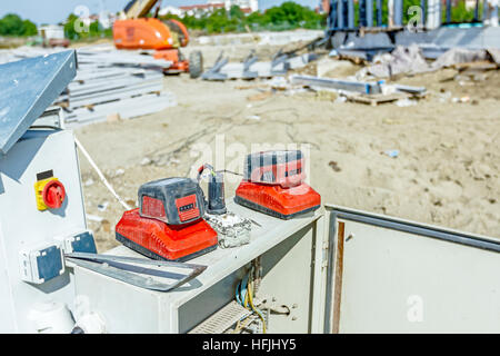 La charge de la batterie rechargeable chargeur de plus, pour les outils sans fil. Platine de fusibles sur chantier. Banque D'Images