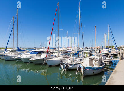 Les yachts et les petits bateaux amarrés à la marina des Saintes-Maries-de-la-Mer, Bouches-du-Rhône, France Banque D'Images