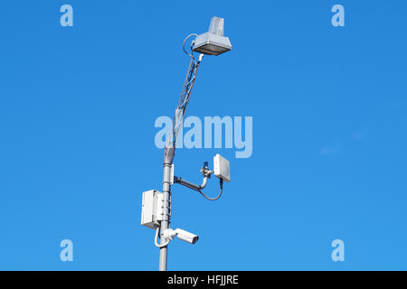 Close up image de caméra de sécurité CCTV fixé sur un poteau métallique . Banque D'Images