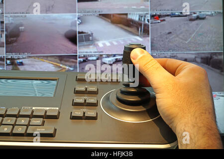 Salle de contrôle de sécurité avec clavier et joystick pour supprimer des caméras Banque D'Images