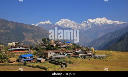 Sikle, village rural de la zone de conservation de l'Annapurna. Manaslu enneigés des montagnes et d'autres de la gamme Mansiri Himal. Banque D'Images