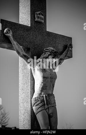 Cemetery, détails de croisements et de tombes de sculptures de Jésus le Christ et les anges en espagne Banque D'Images