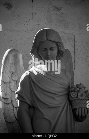 Cemetery, détails de croisements et de tombes de sculptures de Jésus le Christ et les anges en espagne Banque D'Images