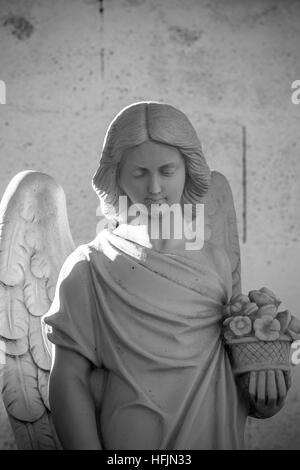 Cemetery, détails de croisements et de tombes de sculptures de Jésus le Christ et les anges en espagne Banque D'Images