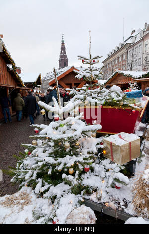 Arbre de Noël recouvert de neige au marché de Noël de Højbro Plads, place Hoejbro sur Strøget, Copenhague. Château de Christiansborg en arrière-plan. Banque D'Images