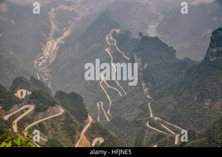 La longue et venteux 99 tour route allant jusqu'au sommet de Tianmen shan dans la ville de Zhangjiajie dans la province du Hunan en Chine. Banque D'Images