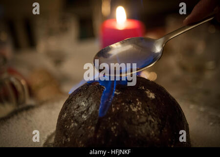 Le pudding de Noël avec le brandy descendre sur elle Banque D'Images