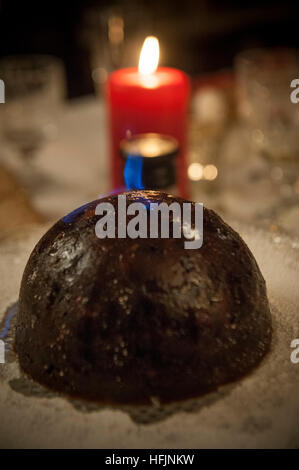 Le pudding de Noël avec le brandy descendre sur elle Banque D'Images