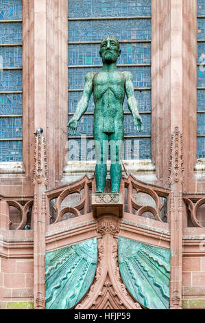 Le Christ accueillant par Elisabeth Frink au-dessus de la porte de l'ouest de la cathédrale de Liverpool. Le bronze. 1993. Banque D'Images