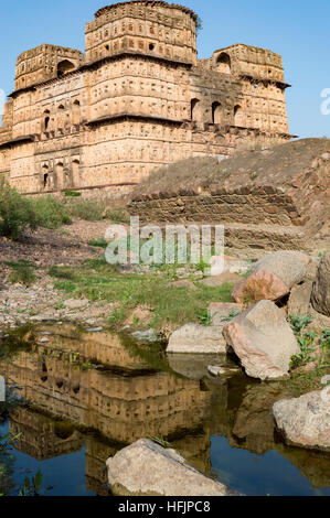 Un groupe de cénotaphes sur la banque du fleuve Betwa à Orchha, Madhya Pradesh, Inde. Orchha a été fondée en 1531 par Rudra Pratap. Banque D'Images