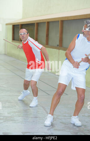 Deux hommes jouant le jai alai Banque D'Images