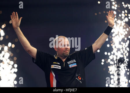 Raymond van Barneveld célèbre battant Phil Taylor pendant treize jours du championnat du monde de fléchettes William Hill à l'Alexandra Palace, Londres. Banque D'Images