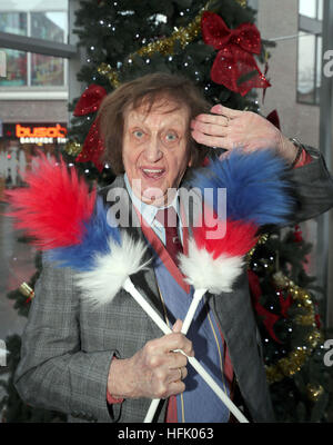 Ken Dodd à Liverpool après qu'il a été anobli pour services de divertissement et de charité dans la nouvelle année Honours list. Banque D'Images