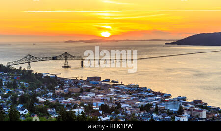 Un belvédère d'Astoria, Oregon de la colline au-dessus de la ville. Regardant vers le bas sur la réunion de la Columbia River et l'océan Pacifique. Banque D'Images