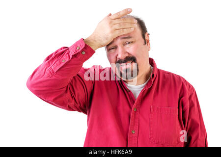 Homme d'âge moyen en difficulté en chemise rouge avec la main sur le front Banque D'Images