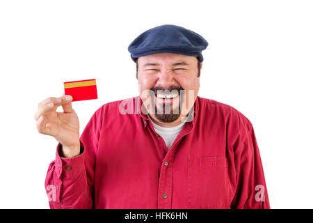 Joyeux homme d'âge moyen avec une barbiche portant une chemise rouge et le chapeau tenant une carte bancaire avec un sourire rayonnant et rire comme il imagine tous les éléments h Banque D'Images